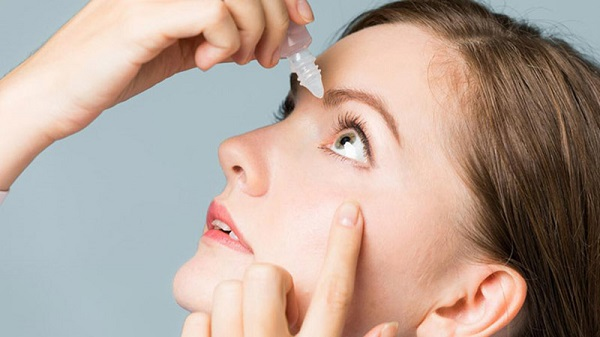 Sử dụng thuốc theo chỉ định của bác sĩ để điều trị viêm kết mạc mãn tính