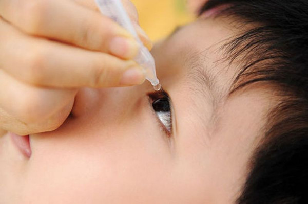 Sử dụng các loại thuốc giúp điều trị khô mắt