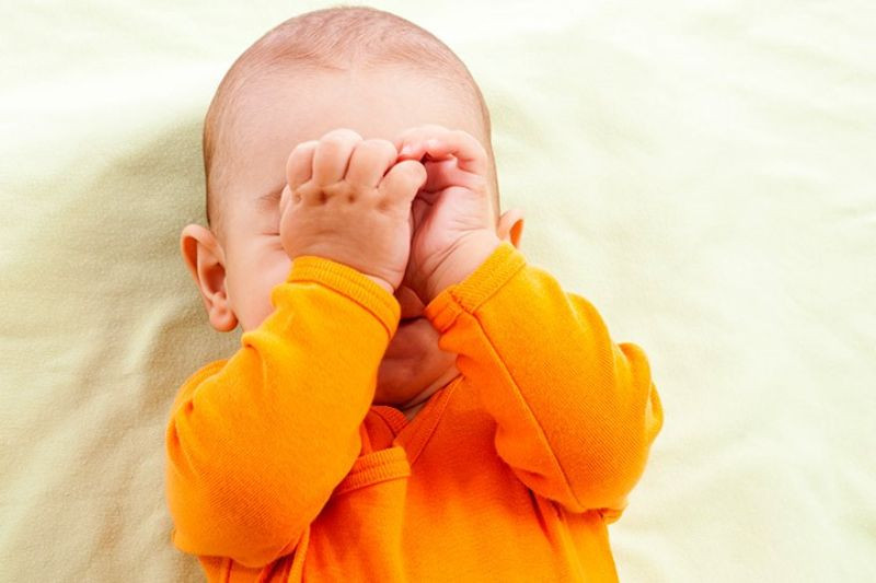 Trẻ nhỏ thường xuyên dụi mắt là dấu hiệu nhận biết bệnh lý