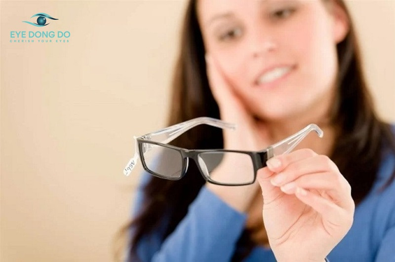 Giải pháp tốt nhất khi bị cận thị là đeo kính cận
