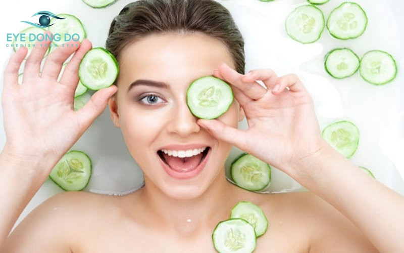 Sử dụng dưa leo để làm giảm sưng mắt hiệu quả