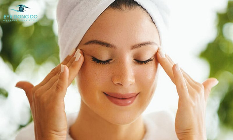 Thực hiện massage và các bài tập yoga cho mắt