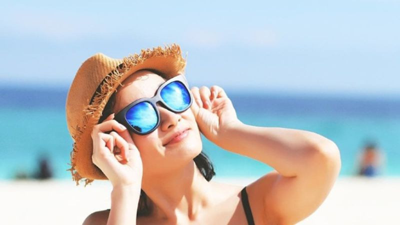 Đeo kính râm để bảo vệ đôi mắt khỏi tác động của tia UV tránh tình trạng chớp mắt thấy đau hốc mắt