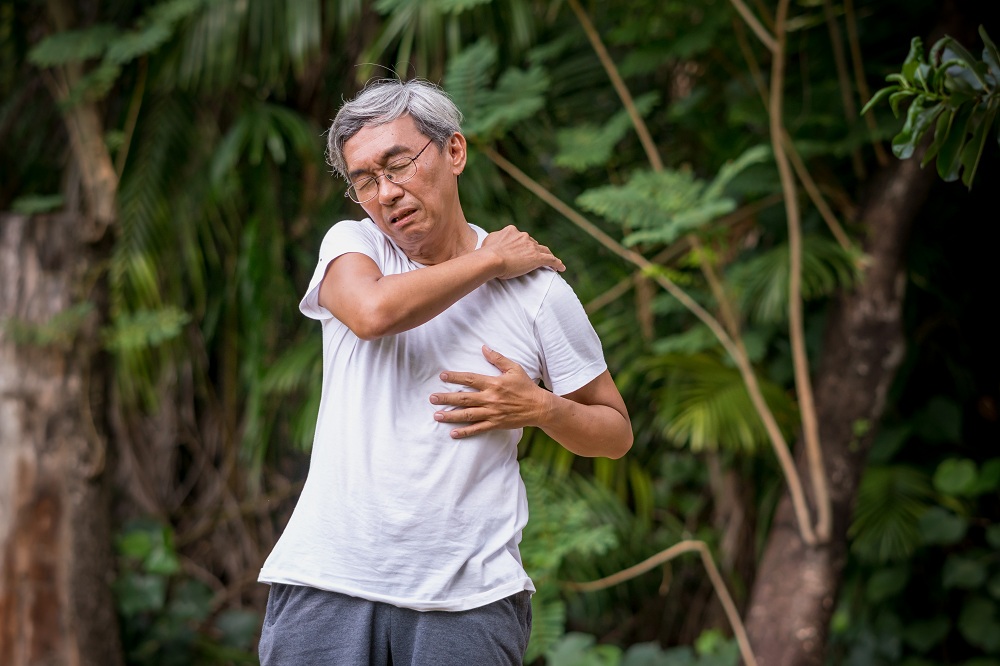 Vì sao người già thường đau nhức xương khớp?
