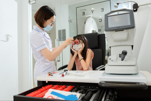 Cách đo độ cận của mắt cho các bé 