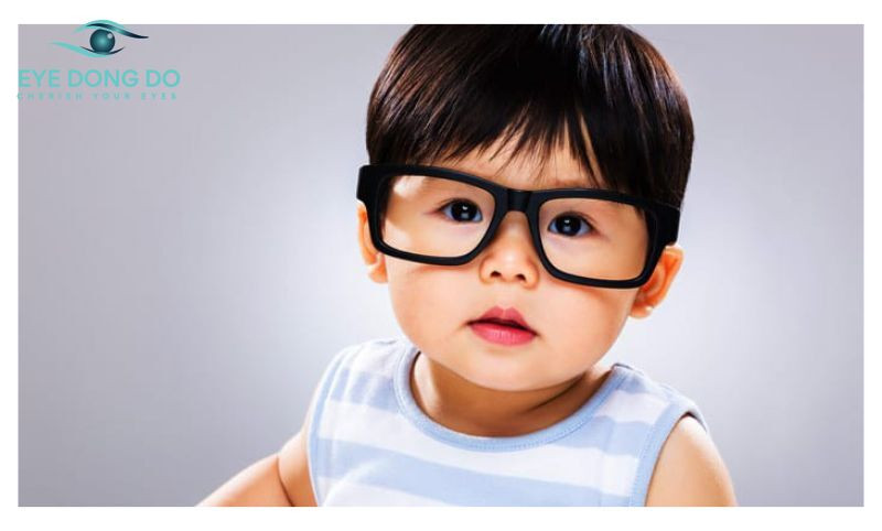 Sau phẫu thuật, trẻ nên đeo kính để bảo vệ mắt