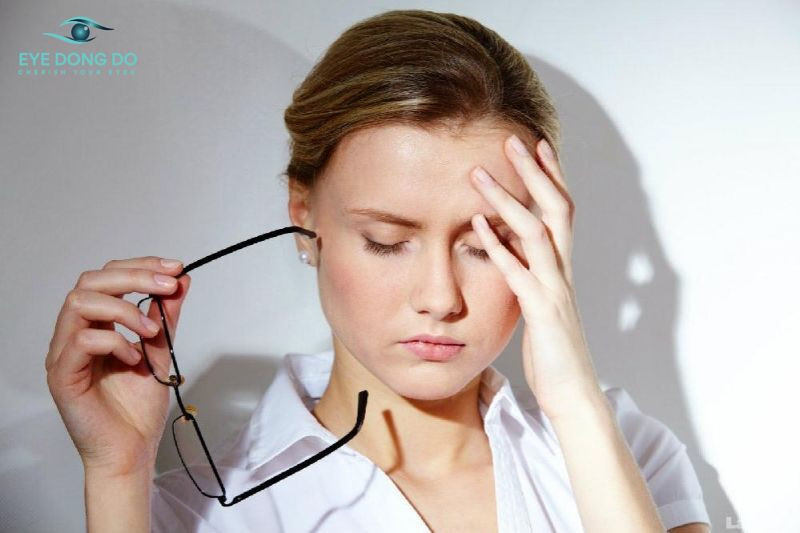 Mắt nhìn mờ là một trong những dấu hiệu của căn bệnh