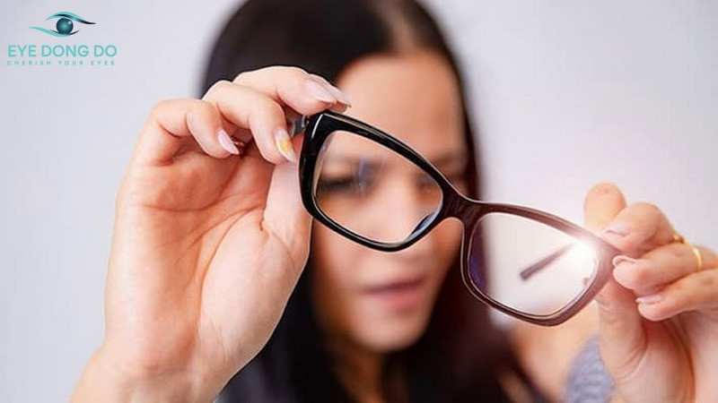 Đeo kính không đúng độ cận mắt cận gây đau đầu