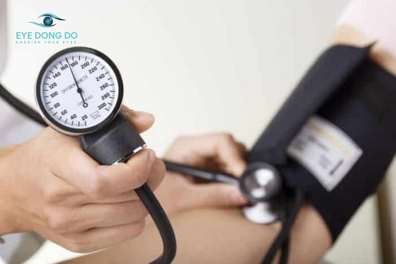 Cao huyết áp cũng là nguyên nhân khiến cho mắt bị mờ