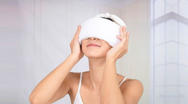Chườm khăn ấm giúp tình trạng đau nhức thuyên giảm, tránh bị mờ mắt sau khi bị viêm kết mạc
