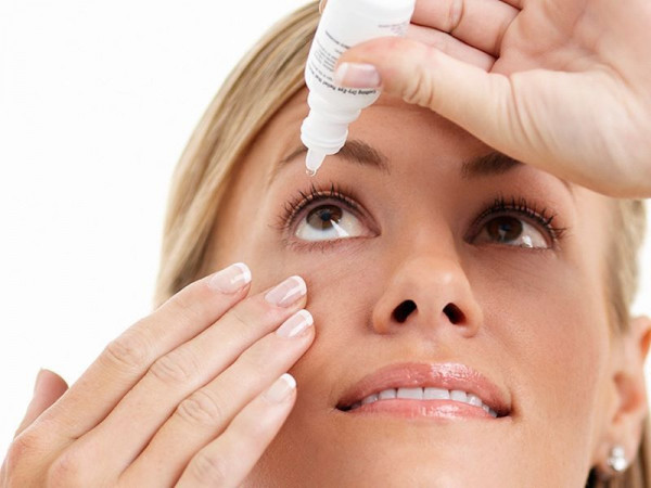 Bệnh nhân nên dùng nước mắt nhân tạo để vệ sinh mắt hạn chế bị mờ mắt sau khi bị viêm kết mạc