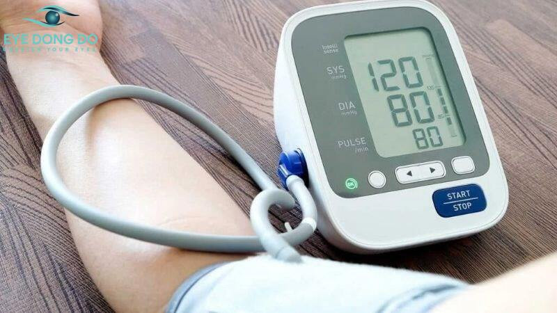 Kiểm soát huyết áp để phòng tránh bệnh phù gai thị và các bệnh lý mắt