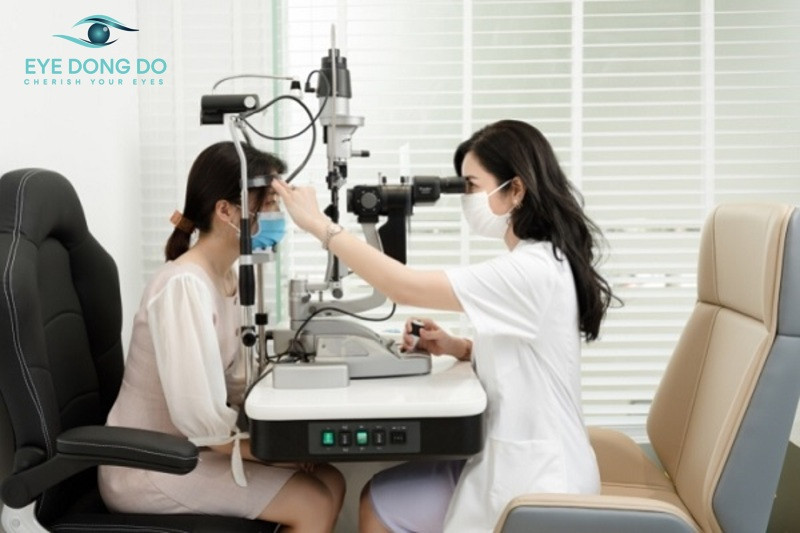 Bác sĩ Đinh Thị Phương Thủy khám cho bệnh nhân