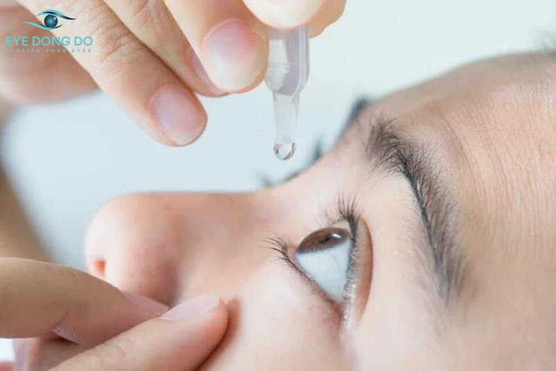 Trẻ em 2 tuổi bị nháy mắt liên tục sử dụng thuốc theo đơn của bác sĩ