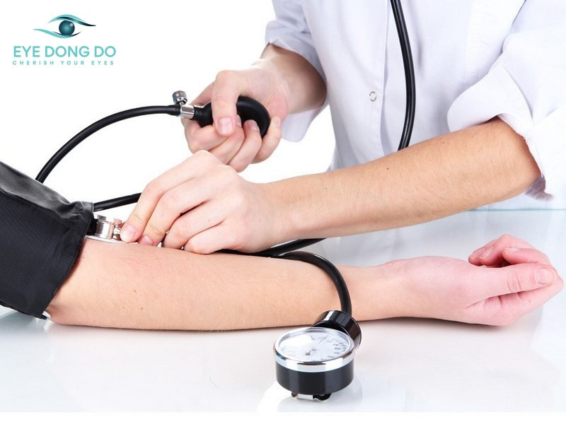Kiểm soát tình trạng huyết áp và tiểu đường để phòng ngừa xuất huyết võng mạc hiệu quả