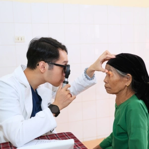 Khám mắt miễn phí ở xã vùng cao Kim Bình: Hơn 100 bà con được hỗ trợ phẫu thuật